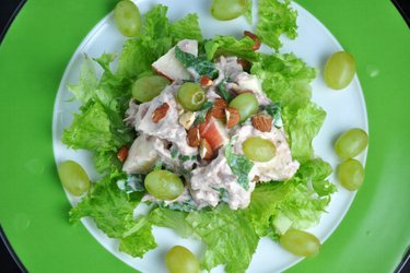 Ensalada de atún saludable con verduras y frutas