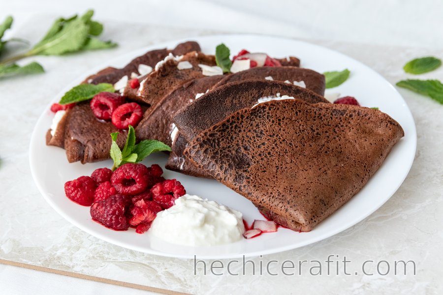 Crepes de chocolate y espelta con ricotta y frambuesas calientes