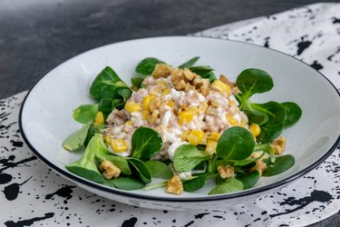 Ensalada de atún con requesón, maíz y nuez de nogal