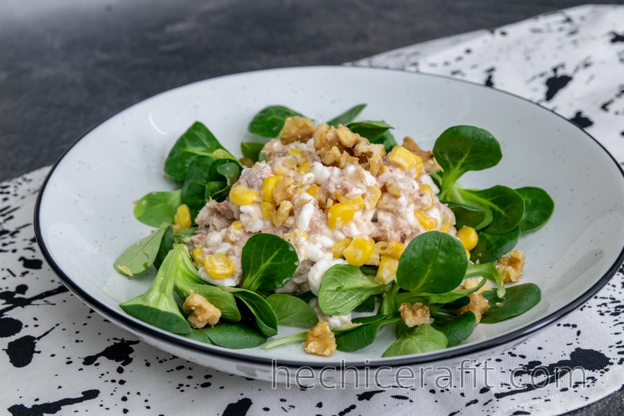 Ensalada de atún con requesón, maíz y nuez de nogal