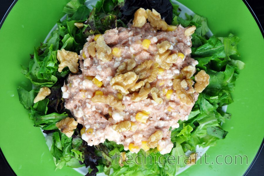 Ensalada de atún con requesón, maíz y nuez de nogal