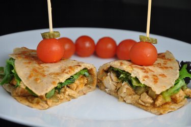 Stroganoff saludable de pollo en tortillas integrales caseras de queso