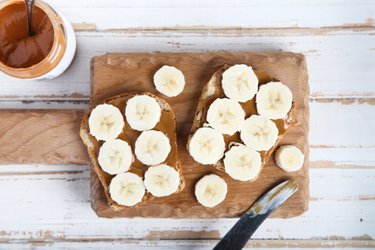 Tostadas integrales con plátano y mantequilla de maní