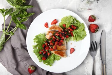 Sencillas pechugas de pollo al grill con albahaca y fresas