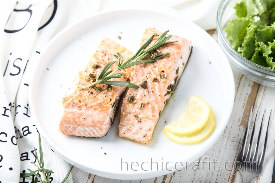 Salmón saludable con limón y romero
