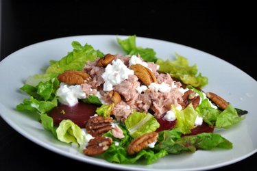 Ensalada de atún saludable con remolacha y nuez