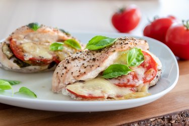 Pechugas de pollo Caprese con tomates, albahaca y mozzarella