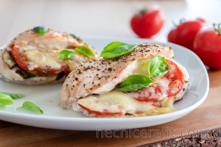 Pechugas de pollo Caprese con tomates, albahaca y mozzarella | Pechugas de pollo Caprese con tomates, albahaca y mozzarella |