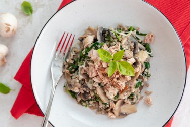 Trigo sarraceno saludable con espinacas, hongos, queso y atún