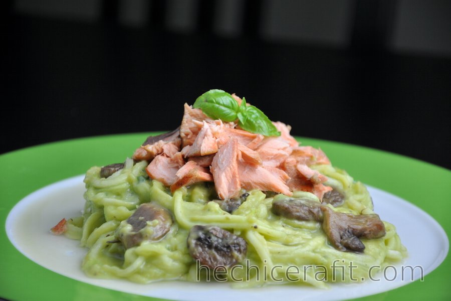 “Espagueti” de calabacín (zoodles) con salmón y salsa de aguacate cremosa