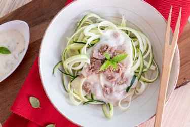 Fideos de calabacín bajos en carbohidratos con queso y atún