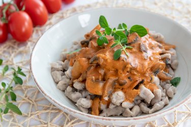 Saludables hongos paprikash con ñoquis de trigo sarraceno