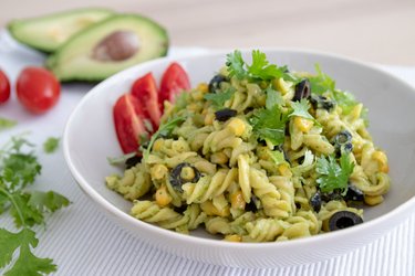 Pasta saludable con salsa de aguacate