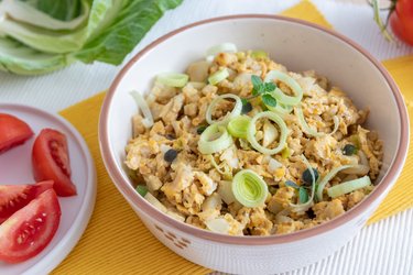 Huevos revueltos saludables con coliflor y puerro