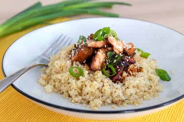 Salmón en salsa teriyaki con bulgur