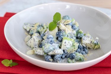 Ensalada de brócoli con arándanos y semillas de amapola