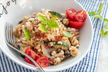 Pasta con requesón y vegetales guisados