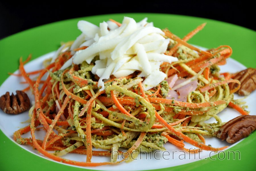 “Espagueti” de zanahoria y perejil con pesto de albahaca