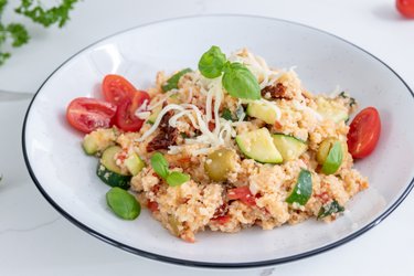 Cuscús rápido con tomates, calabacín y queso