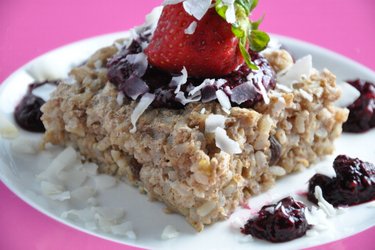 Pastel de arroz integral horneado con salsa de fruta y chía, sin azúcar