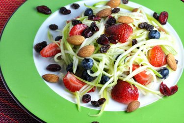 Ensalada de calabacín y fruta con aderezo de limón